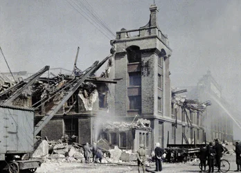 Bomberos franceses, militares y civiles tratando de evitar la propagación de incendios después de los bombardeos del 2 y 3 de septiembre, que afectaron varios edificios en Dunkerque, incluido el almacén Ba
